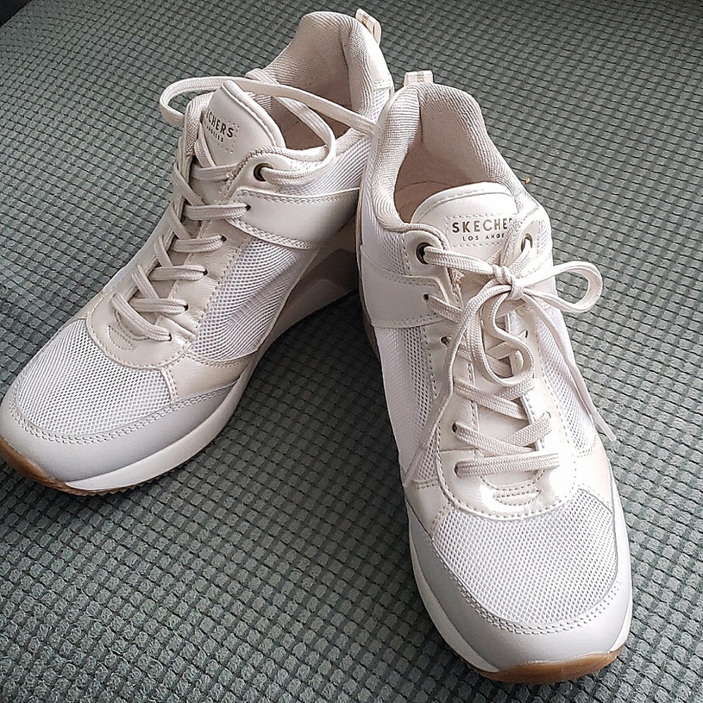 Women's Skecher Sneakers Memory Foam sz 10 Wht w/gold accents 2in wedge heel
